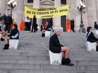 Detienen a activistas que saltaron la reja del Congreso
