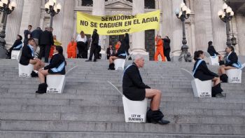 Detienen a activistas que saltaron la reja del Congreso