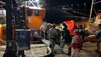 Video: se hundió un buque pesquero en Río Negro 