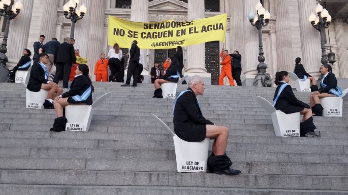 Detienen a activistas que saltaron la reja del Congreso en contra de la reforma de la Ley de Glaciares