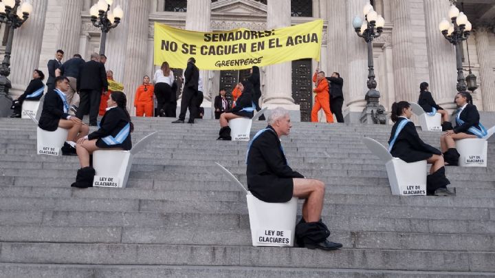 Detienen a activistas que saltaron la reja del Congreso en contra de la reforma de la Ley de Glaciares