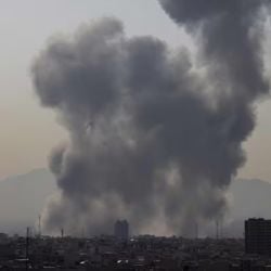 Estados Unidos e Israel lanzaron un ataque contra Irán para "arrasar" con su industria misilística
