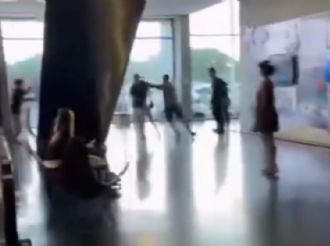 Se encontró con la pareja de ex en un museo de Mar del Plata y se peleó a las piñas 