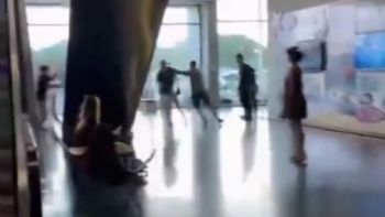 Se encontró con la pareja de ex en un museo de Mar del Plata y se peleó a las piñas 