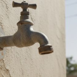 En medio de la ola de calor, vecinos del barrio La Gloria llevan dos días sin una gota de agua