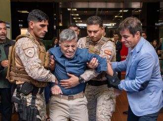 El ministro de Seguridad de Córdoba probó un guante eléctrico para reducir delincuentes 