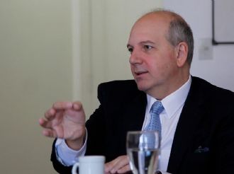 Fiscalía anticorrupción abrió una investigación por el viaje de la esposa de Adorni