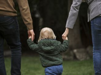 Revocaron la triple filiación de un niño y ratificó el límite de dos vínculos parentales