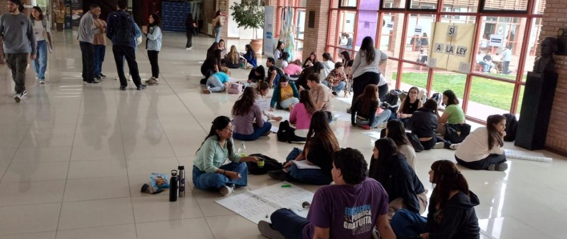Estudiantes de abogacía piden prórroga para recibirse con el plan de estudios viejo