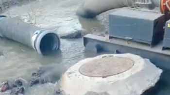 En medio de olores nauseabundos, los vecinos de Guaymallén salieron a la calle a reclamar