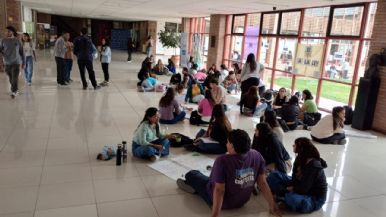 Foto iliustrativa de  Estudiantes de abogacía piden prórroga para recibirse con el plan de estudios viejo