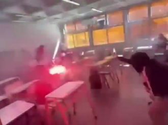 Hicieron una "guerra de bengalas" en el aula y en las redes los compararon con Hogwarts 