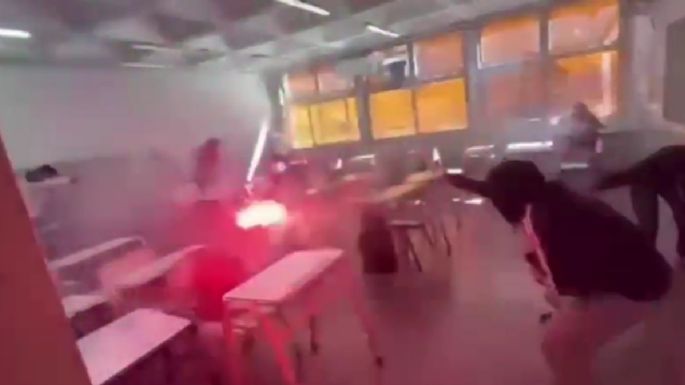 Hicieron una "guerra de bengalas" en el aula y en las redes los compararon con Hogwarts 