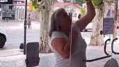 Foto ilustrativa de la nota titulada: Video: una mujer se enojó porque un negocio estaba cerrado y rayó la vidriera