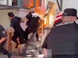 Se prendió fuego frente a la empresa porque no le pagaban el salario 