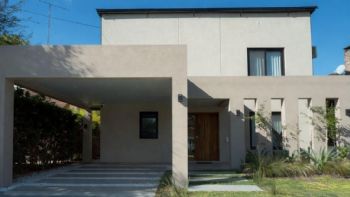 La esposa de Adorni compró en 2024 la "casa de lujo" que no habían declarado 