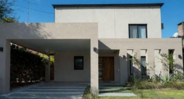 La esposa de Adorni compró en 2024 la "casa de lujo" que no habían declarado 