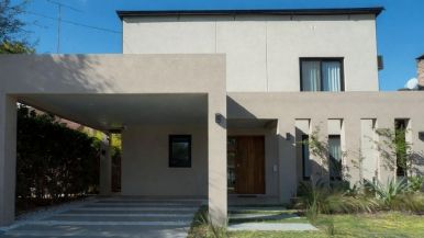 Foto iliustrativa de  La esposa de Adorni compró en 2024 la "casa de lujo" que no habían declarado 