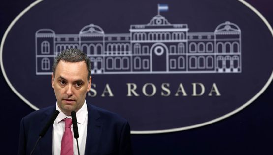 Denuncian a Adorni por presuntas irregularidades en contrataciones públicas 