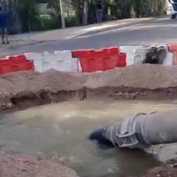 La cloaca que el gobierno de Alfredo Cornejo no logra tapar