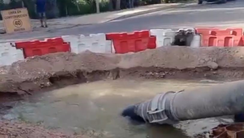 La cloaca que el gobierno de Cornejo no logra tapar