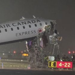 Un avión chocó con un camión en el aeropuerto de Nueva York 