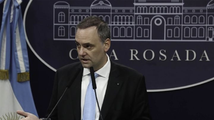 Envalentonado tras la rendición en el Congreso, Adorni reabre la sala de periodistas
