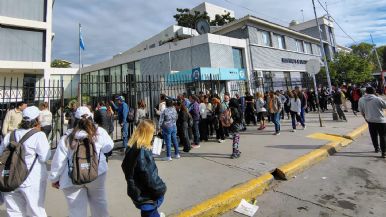 Foto iliustrativa de  Indignación por la fila interminable para sacar turno en el Hospital Lagomaggiore