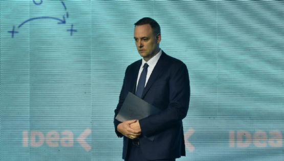 Allanaron el edificio de la TV Pública por el viaje de Manuel Adorni