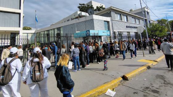 Indignación por la fila interminable para sacar turno en el Hospital Lagomaggiore