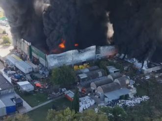 Pánico en Francisco Álvarez por el incendio de un depósito de pintura