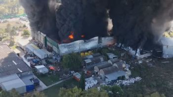 Pánico en Francisco Álvarez por el incendio de un depósito de pintura