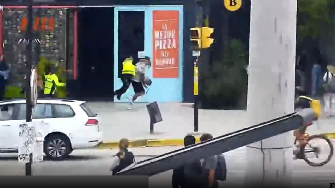 El tacle de un preventor para detener a un carterista en Ciudad