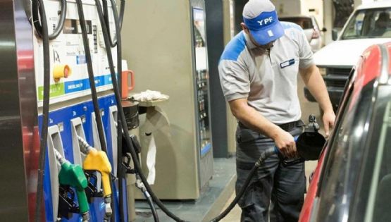 Llenar el tanque de nafta cuesta cerca de $100 mil