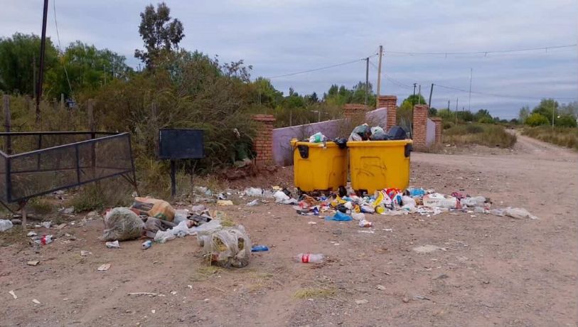 Basura desparramada: vecinos de Luján y de Ciudad piden más contenedores de basura