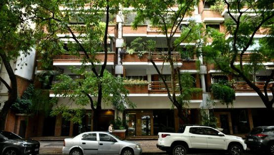 Citaron a declarar a la escribana que certificó la compra del departamento de Adorni 