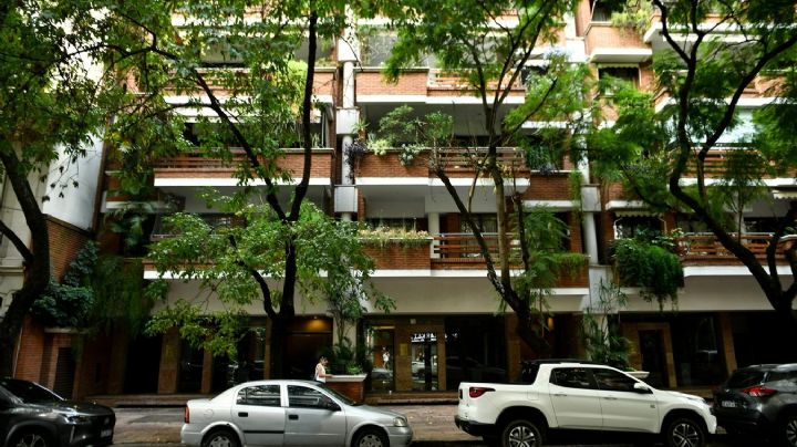 Citaron a declarar a la escribana que certificó la compra del departamento de Adorni 