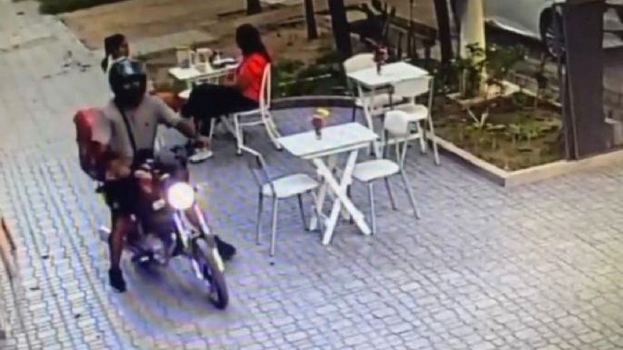 Alerta motochorros: simuló ser delivery de Pedidos Ya para robar en un café en Godoy Cruz