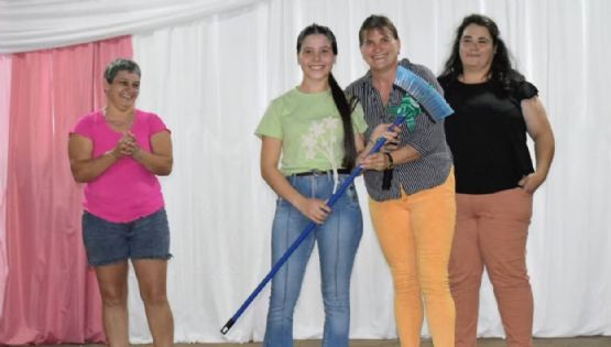 Misiones: entregaron escobas, baldes y escurridores por el Día de la Mujer