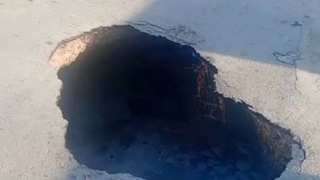 Alerta en Guaymallén: un peligroso socavón con líquidos cloacales pone en riesgo a los vecinos