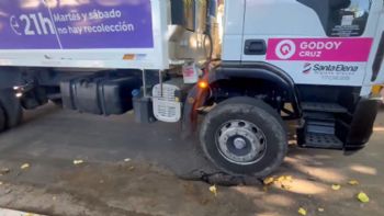 Godoy Cruz: se hundió el asfalto y un camión recolector quedó atrapado