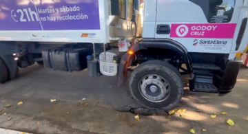 Godoy Cruz: se hundió el asfalto y un camión recolector quedó atrapado