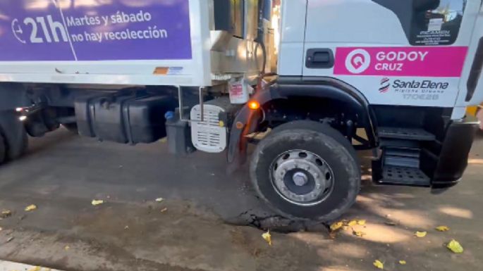 Godoy Cruz: se hundió el asfalto y un camión recolector quedó atrapado