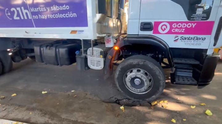 Godoy Cruz: se hundió el asfalto y un camión recolector quedó atrapado