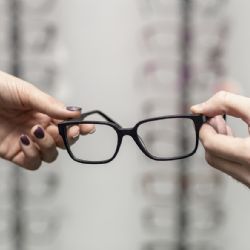 Advierten sobre los riesgos de comprar anteojos de leer sin consultar con especialistas 