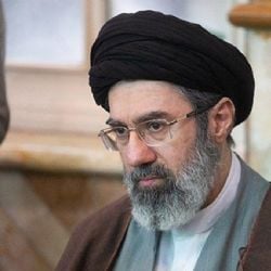 El líder de Irán advierte que su fuerza naval está lista para infligir “nuevas derrotas” a EE UU