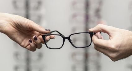 Advierten sobre los riesgos de comprar anteojos de leer sin consultar con especialistas 