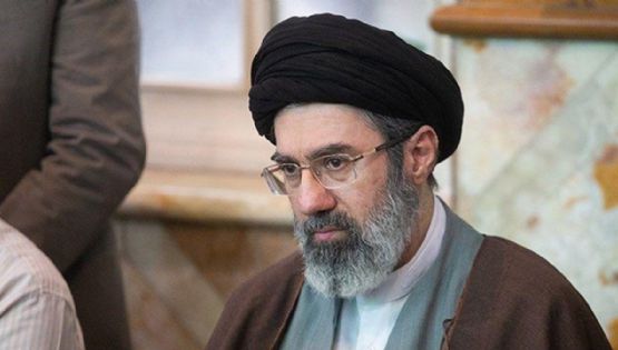 El líder de Irán advierte que su fuerza naval está lista para infligir “nuevas derrotas” a EE UU