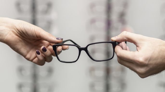 Advierten sobre los riesgos de comprar anteojos de leer sin consultar con especialistas 