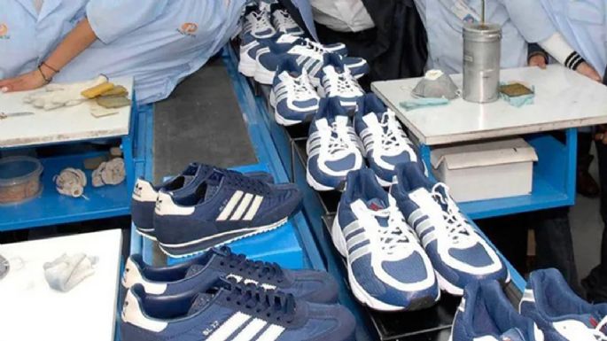 Empresas cierran fábricas en Argentina pero venden productos importados con márgenes de hasta 700%